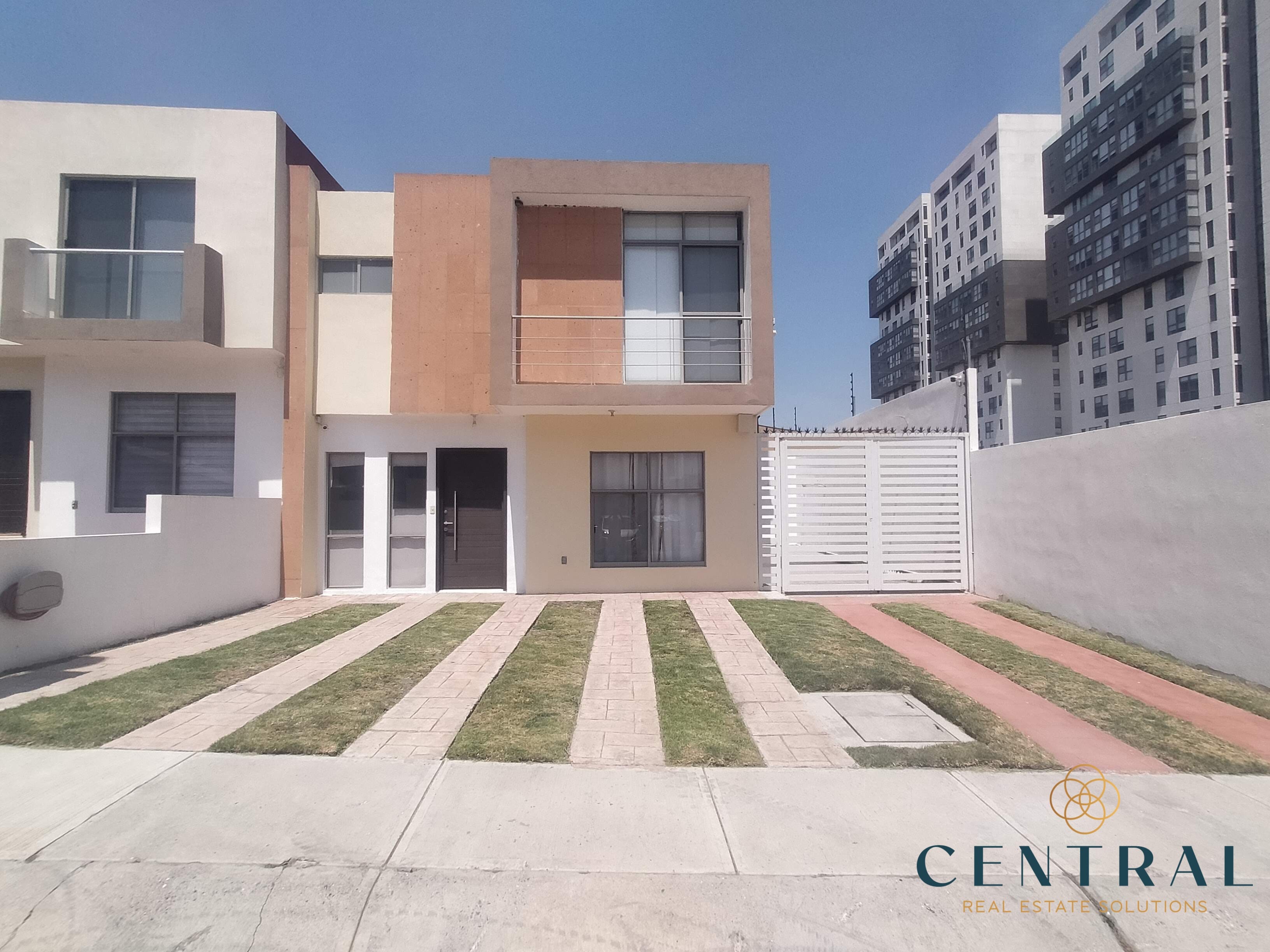 Casa en Renta en Colinas del Mirador a unos minutos del HEB $15,000 M.N. con Alberca (Disponible) 